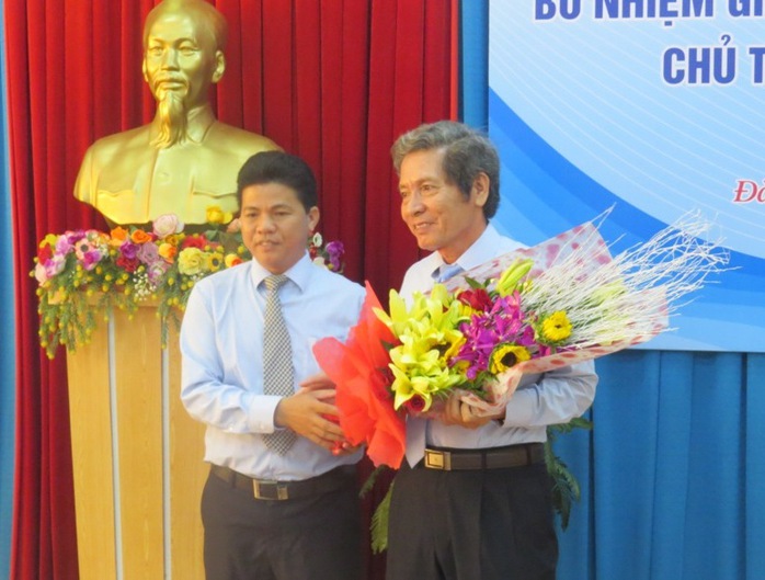 Ông Đặng Công Ngữ, tặng hoa chúc mừng tân chủ tịch huyện đảo Hoàng Sa Võ Công Chánh (trái)