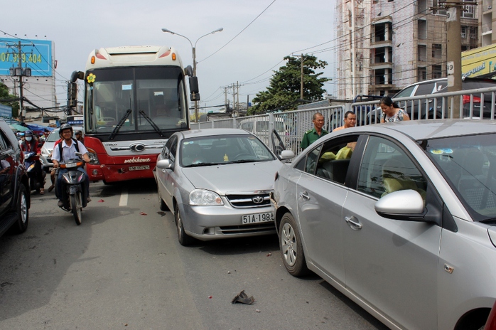 Hiện trường vụ tai nạn liên hoàn, sáng 14-7