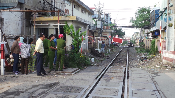 Đoạn đường sắt Bắc - Nam giao với đường Huỳnh Văn Bánh,nơi người phụ nữ lao vào đường ray và tử vong