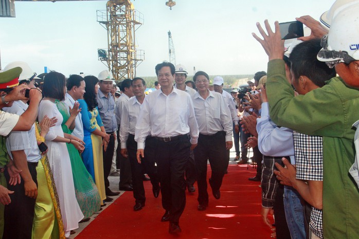 Thủ tướng Nguyễn Tấn Dũng đến dự lễ hợp long cầu Cửa Đại