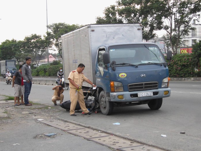 Hiện trường vụ tai nạn làm nữ nhân viên siêu thị bị thương nặng.