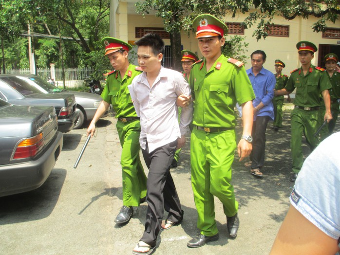 Bị cáo Bình bị dẫn ra xe về trại tạm giam
