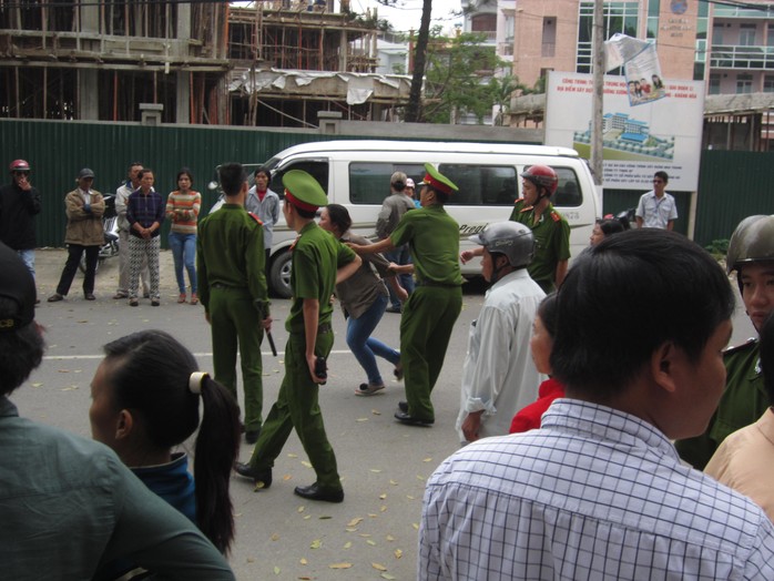 Ra đến ngoài đường