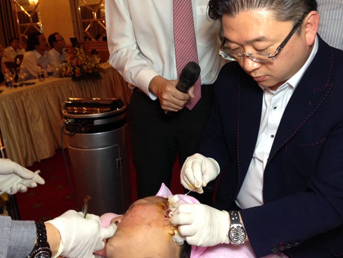 Giáo sư Kwon Han Jin- Giám đốc đại diện của hệ thống Dermaster (Hàn Quốc) đang thực hiện ca nâng và căng da mặt không cần phẫu thuật Giáo sư Kwon Han Jin- Giám đốc đại diện của hệ thống Dermaster (Hàn Quốc) đang thực hiện ca nâng và căng da mặt không cần phẫu thuật