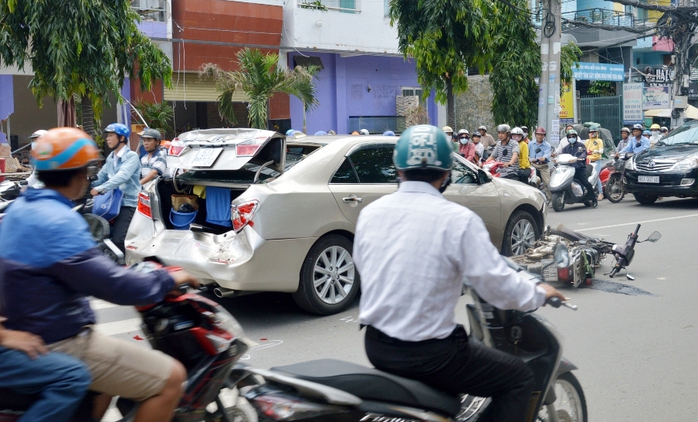 Vụ tai nạn khiến xe ô tô bị hư hỏng nặng phần đuôi