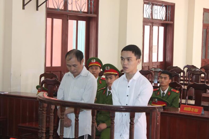 Bố dượng Nguyễn Minh Dũng và con riêng của vợ là Võ Trọng Nghĩa tại phiên tòa xét xử