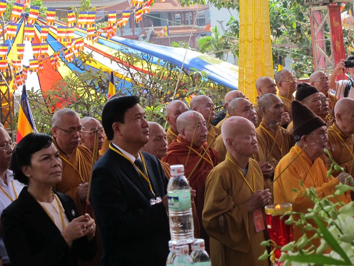 Bộ trưởng Bộ GTVT Đinh La Thăng và lãnh đạo các Bộ, ngành, UBND TPHCM, các chư tăng thắp hương cầu bình an cho hàng triệu người dân Việt Nam