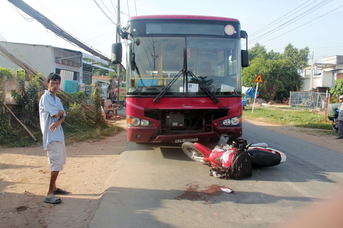 Phóng với tốc độ nhanh xe máy anh Hưng đối đầu với xe buýt khiến anh nguy kịch