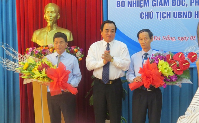 Chủ tịch UBND TP Đà Nẵng (giữa) tặng hoa chúc mừng cho ông Võ Công Chánh (trái) và ông Đặng Công Chúc (phải)