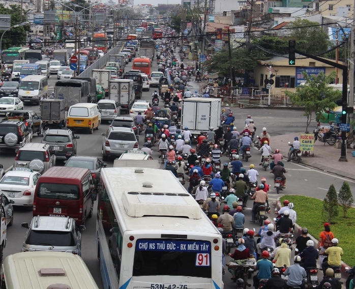 Vụ việc làm giao thông từ khu vực trạm thu phí Bình Triệu đến đoạn chợ Bình Triệu bị ùn tắc kéo dài.
