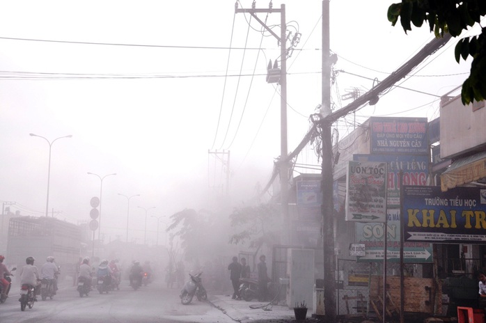 Lo sợ bị cháy lan, nhiều công nhân trong công ty dùng bình CO2 trèo lên mái nhà của công ty xịt vào đám cháy.