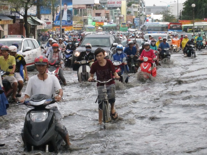 Người dân vất vả di chuyển giữa dòng nước đen ngòm, hôi thối