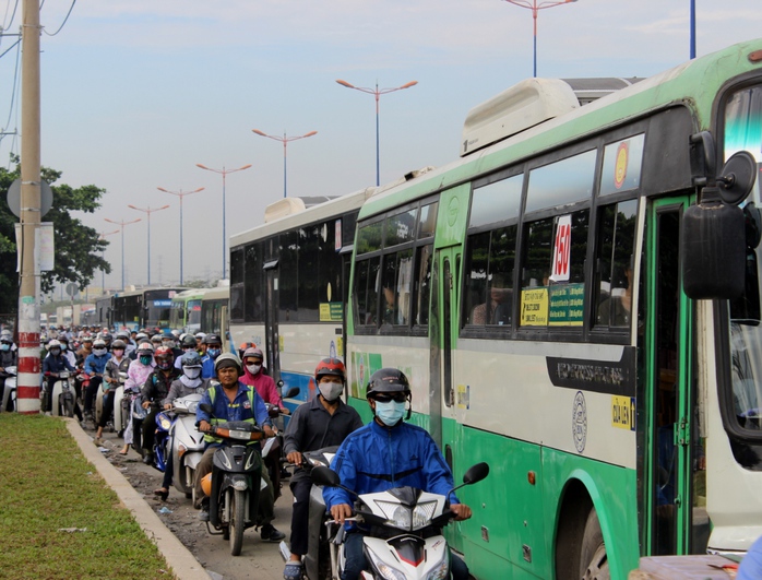 Dòng xe chậm chạp di chuyển