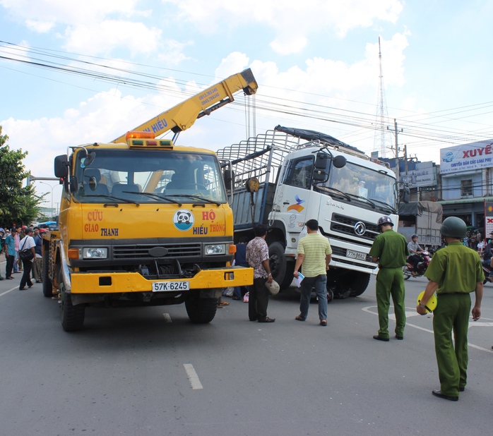 Xe cứu hộ cẩu xe tải lên để kéo nạn nhân ra