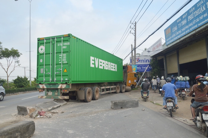  Sau khi tông nát một đoạn dải phân cách, xe container tông tiếp vào 3 cột điện trên Quốc lộ 22

 