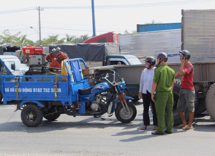 Chiếc xe ba gác máy tông vào đuôi xe container.

 