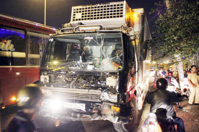Phóng nhanh, chiếc xe tải mất lái đâm nát cột điện trung thế 15KV khiến một số khu vực ở quận Bình Tân mất điện    