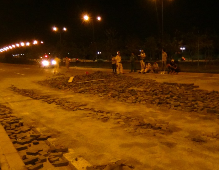 Gạch đổ nằm la liệt dưới đường sau tai nạn