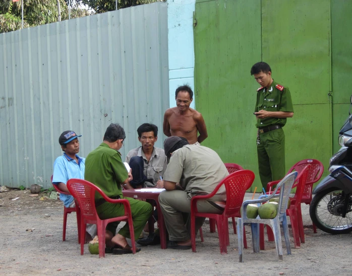 Lực lượng chức năng có mặt bảo vệ hiện trường để phục vụ công tác khám nghiệm.