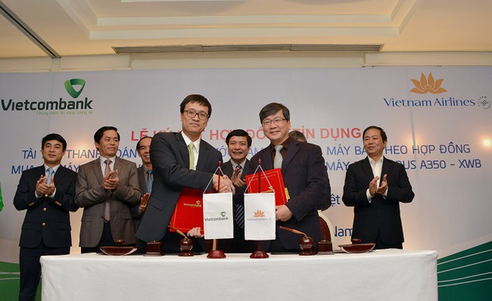 Ông Phạm Quang Dũng - Tổng giám đốc Vietcombank (hàng đầu, bên trái) và ông Phạm Ngọc Minh - Tổng giám đốc Vietnam Airlines đại diện cho 2 bên ký kết hợp đồng tín dụng Ông Phạm Quang Dũng - Tổng giám đốc Vietcombank (hàng đầu, bên trái) và ông Phạm Ngọc Minh - Tổng giám đốc Vietnam Airlines đại diện cho 2 bên ký kết hợp đồng tín dụng