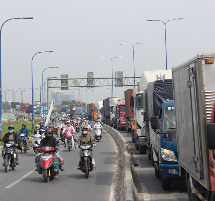 Giao thông trên xa lộ Hà Nội hướng lên trung tâm TP ùn tắc kéo dài.