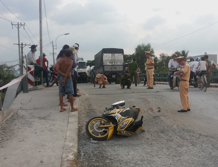 Hiện trường vụ tai nạn giữa xe tải và xe máy làm một người chết.