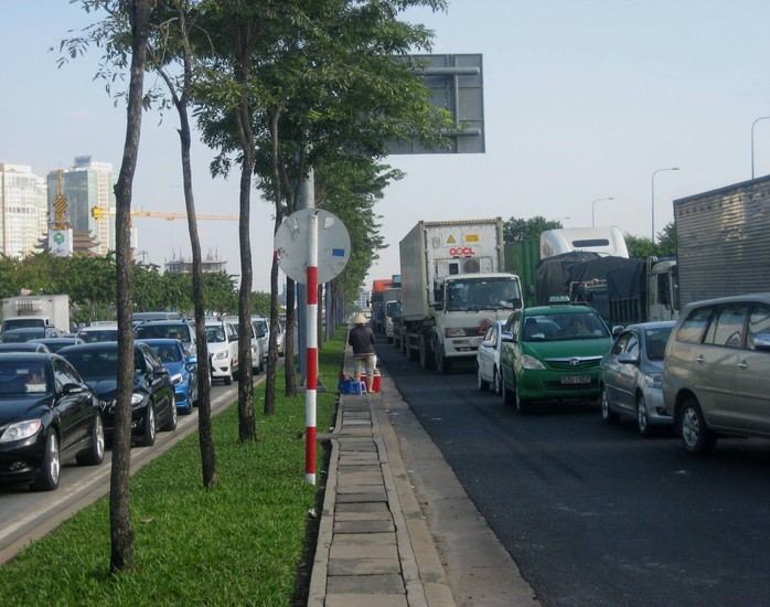 Hai vụ va chạm làm đường Mai Chí Thọ, đoạn qua khu vực xảy ra tai nạn ùn tắc kéo dài.