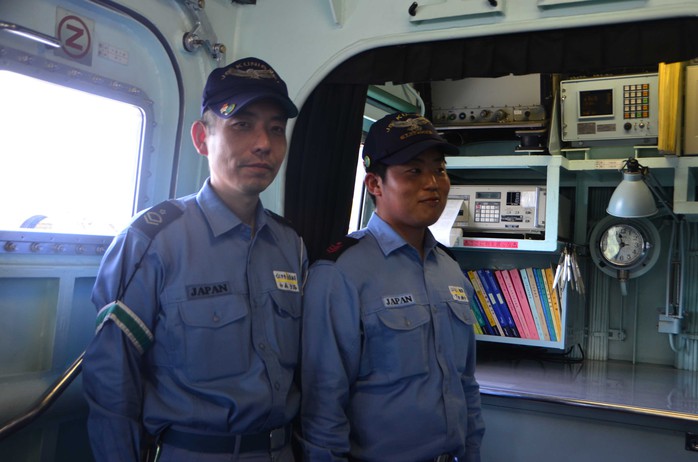 Thủy thủ trên tàu đổ bộ JS Kunisaki