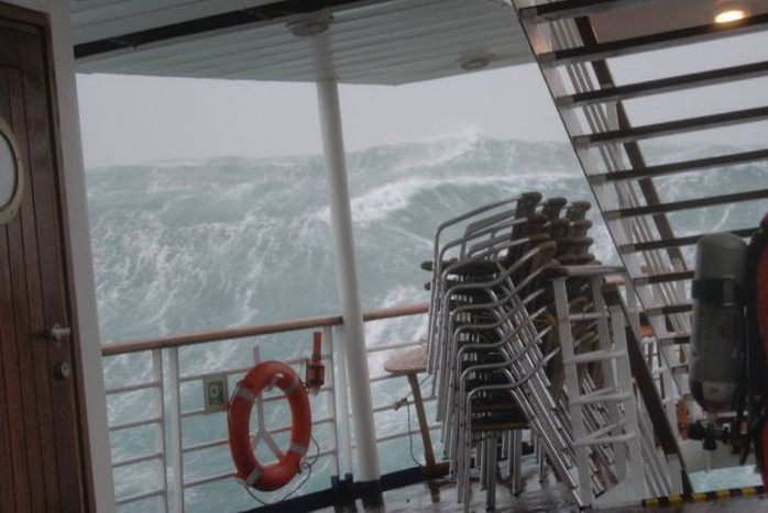 Khoảng khắc con sóng khổng lồ đe dọa thuyền được du khách chụp lại. Ảnh: Daily Mail