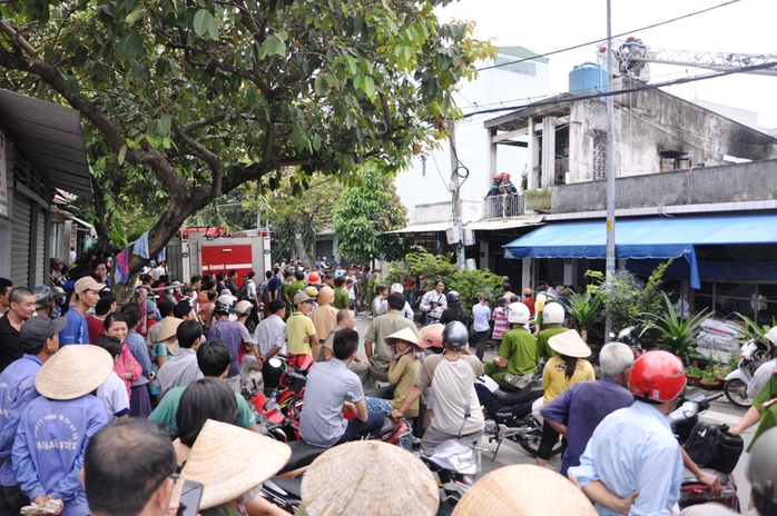 Đến 12 giờ cùng ngày, công tác khám nghiệm hiện trường vẫn đang được triển khai. Khu vực đường Lê Thiệt đoạn qua khu vực cháy rất đông người hiếu kỳ theo dõi.