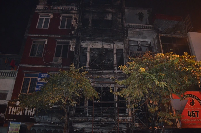 Ngôi nhà tan hoang sau đám cháy- ảnh Nguyễn Hưởng