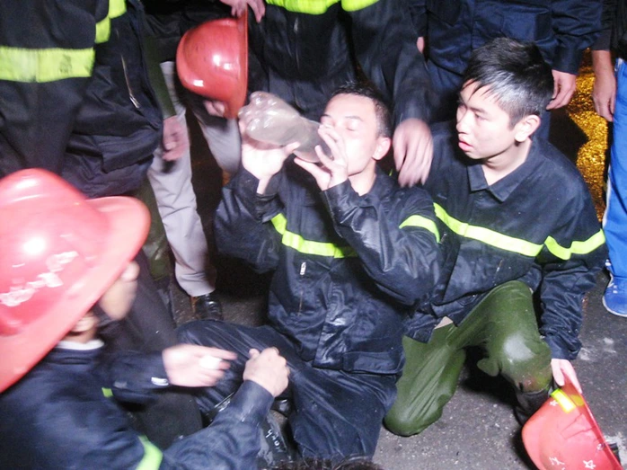Chiến sỹ Cảnh Sát PCCC bị ngạt được sơ cứu tại chỗ- ảnh Nguyễn Hưởng