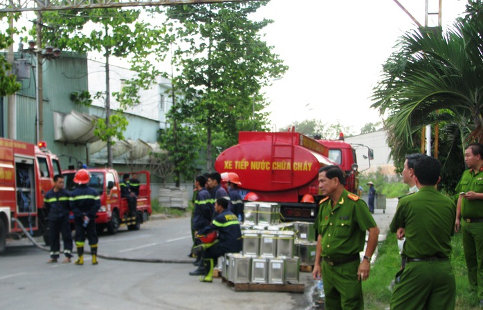 Ngoài lực lượng cứu hỏa, lãnh đạo công an Thị xã An cũng xuất hiện tại hiện trường vì lo ngại hiện trưởng phóng hỏa doanh nghiệp tái diễn