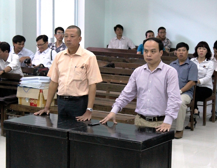 Đại diện Công ty Rồng Việt (trái) và đại diện Cục Nghệ thuật biểu diễn tại phiên tòa ngày 18-3
