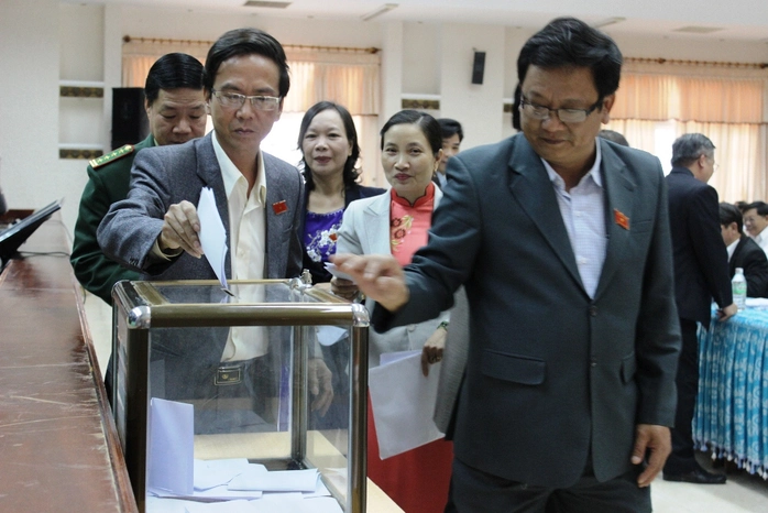 Các đại biểu HĐND tỉnh Quảng Nam đang bỏ phiếu tín nhiệm. Ảnh Quang Vinh