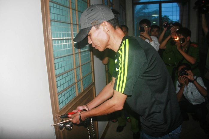 Vũ Mạnh Hùng thực nghiệm hiện trường việc bẻ khóa cửa phòng tại trụ sở UBND TP Tam Kỳ   