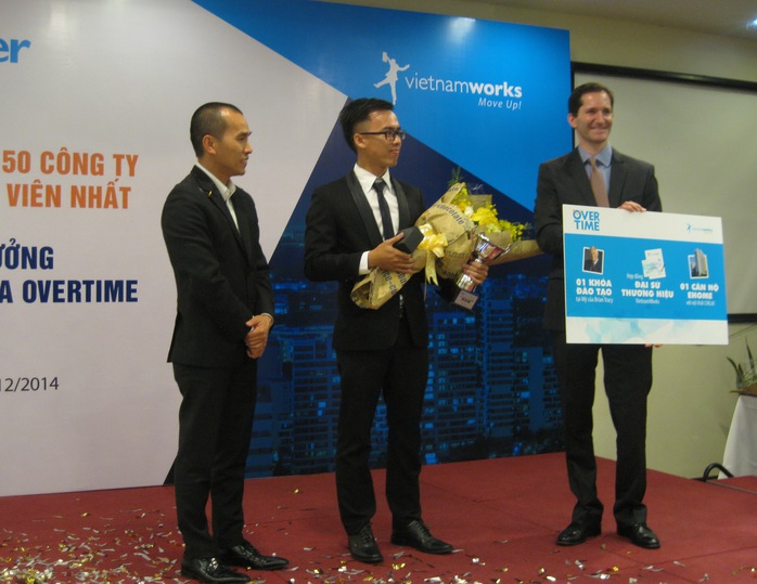 Mai Chí Hữu (giữa) nhận giải thưởng trị giá 1 tỉ từ chương trình Overtime