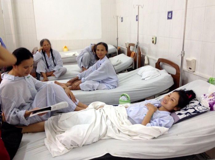 Những bệnh nhân cùng phòng với Hà Thị Hom chia sẻ niềm vui với cô