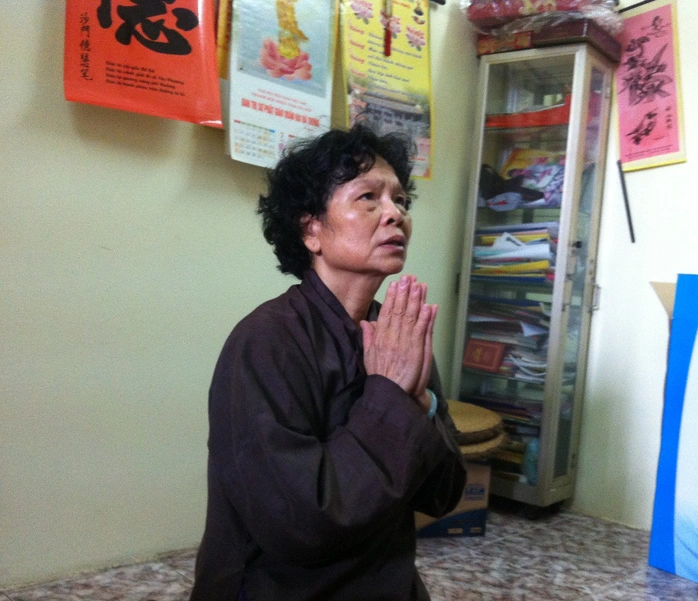 Bà Nguyễn Thị Hiền, mẹ đẻ của chị Huyền, liên tục thắp hương cầu nguyện