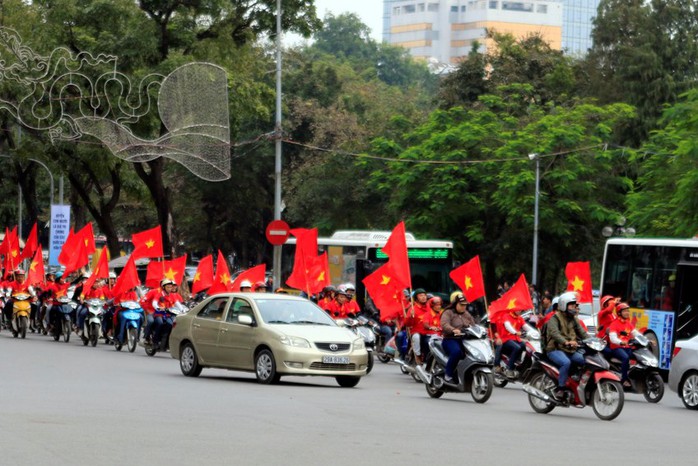 Cổ động viên Việt Nam diễu hành trên đường phố Hà Nội chiều 11-12