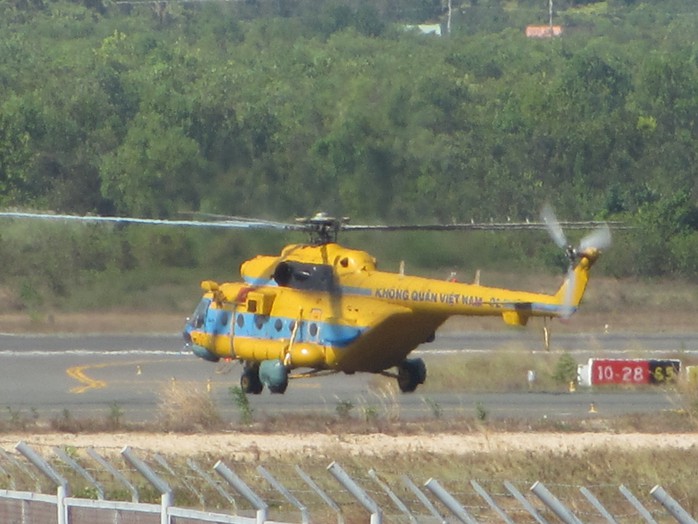 Chiếc Mi 171 số hiệu 02 đã xuất phát tìm máy bay Malaysia lúc 15 giờ. Ảnh: Ca Linh