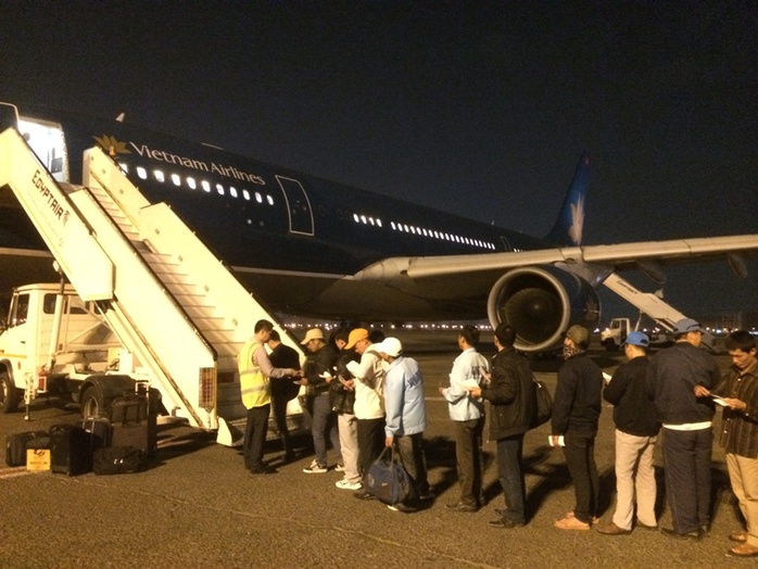 Các lao động Việt Nam tại Libya chuẩn bị lên máy bay
