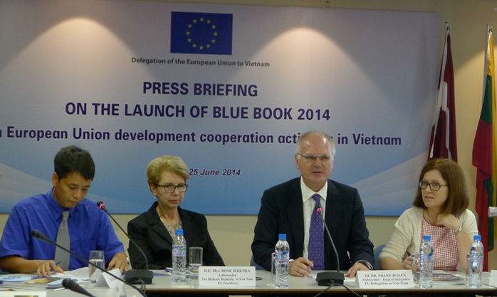 Tiến sĩ Franz Jessen, Đại sứ, Trưởng phái đoàn EU tại Việt Nam(thứ 2 từ phải qua), khẳng định căng thẳng ở Biển Đông không ảnh hưởng ODA của EU cho Việt Nam