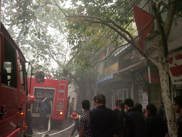 Hàng chục xe PCCC đã được triển khai đến hiện trường vụ cháy lớn trong phố cổ Hà Nội