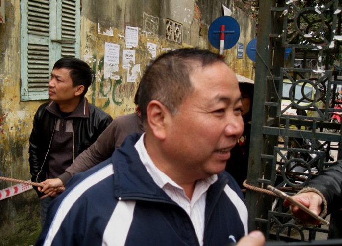 Bác Nguyễn Quốc Toản, người chứng kiến vụ việc, đang kể lại với phóng viên