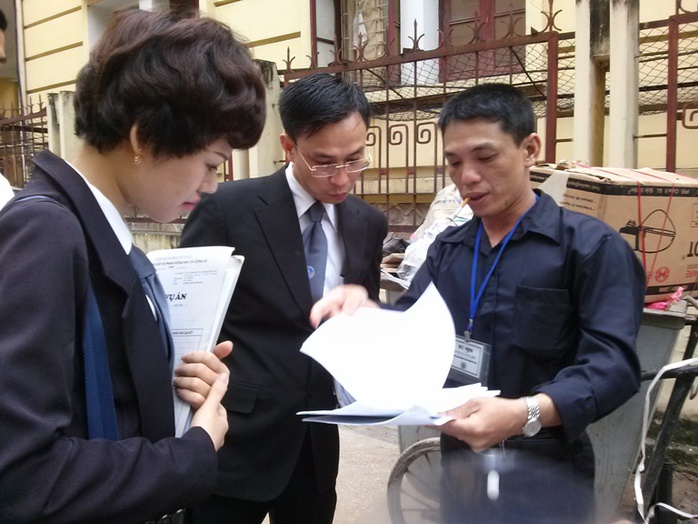 Anh Huy - chồng nạn nhân (bìa phải) - trao đổi với luật sư bảo vệ quyền lợi cho gia đình mình