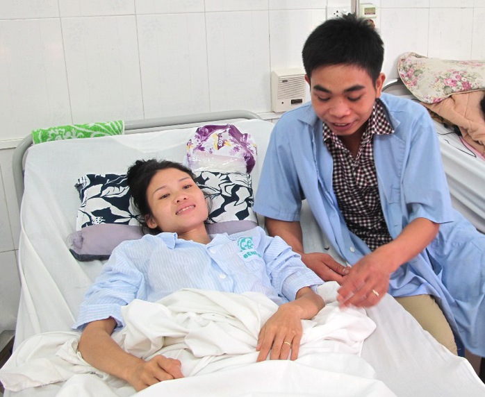 Niềm vui của bệnh nhân Hà Thị Hom và chồng là Hà Văn Thơm khi được xuất viện