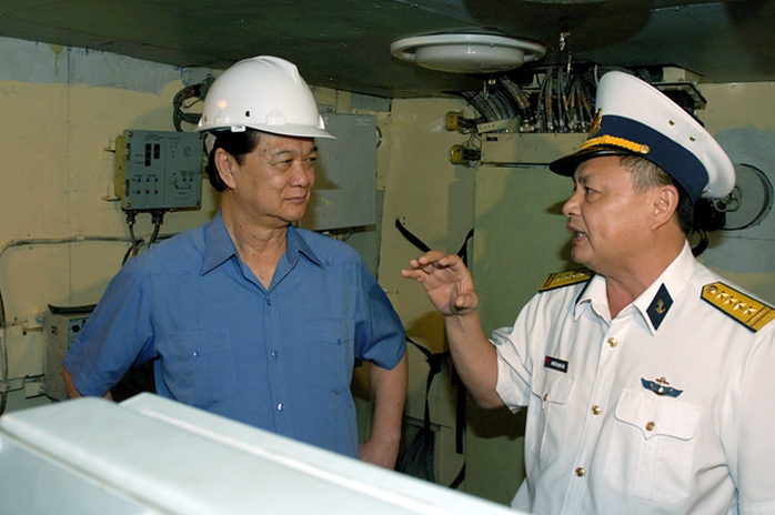 Trưởng nhà máy đóng tàu giới thiệu với Thủ tướng về cơ chế hoạt động, tác chiến của tàu