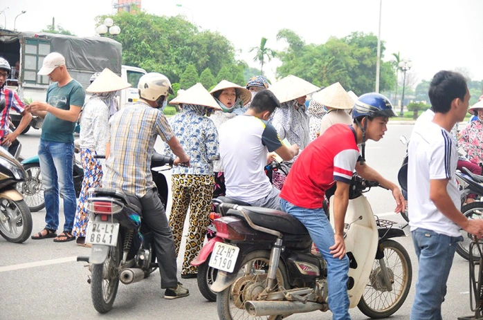 Vé chợ đen đã xuất hiện ngay bên ngoài trụ sở VFF