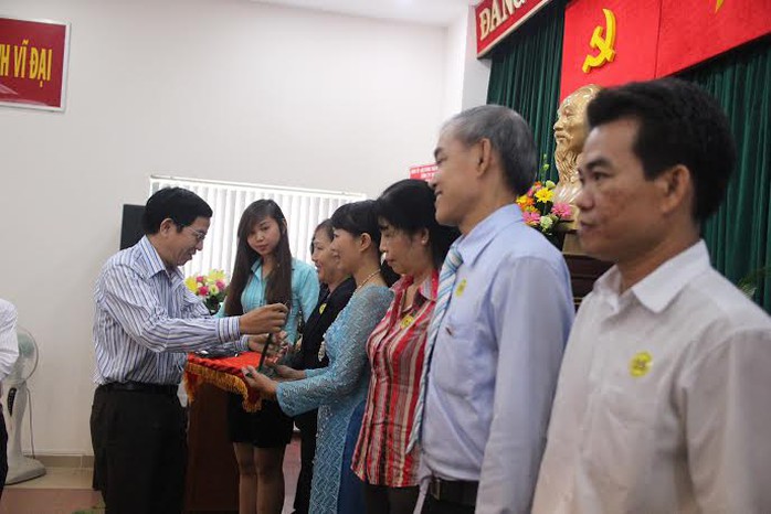 Ông Trần Ngọc Minh, Phó Bí thư Thường trực Đảng ủy Tổng Công ty Thương mại Sài Gòn, trao giấy khen cho các cá nhân xuất sắc